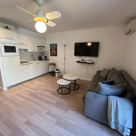 4 People Hyper Centre And Air Conditioning *