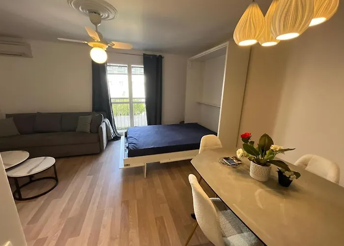 4 People Hyper Centre And Air Conditioning קאן